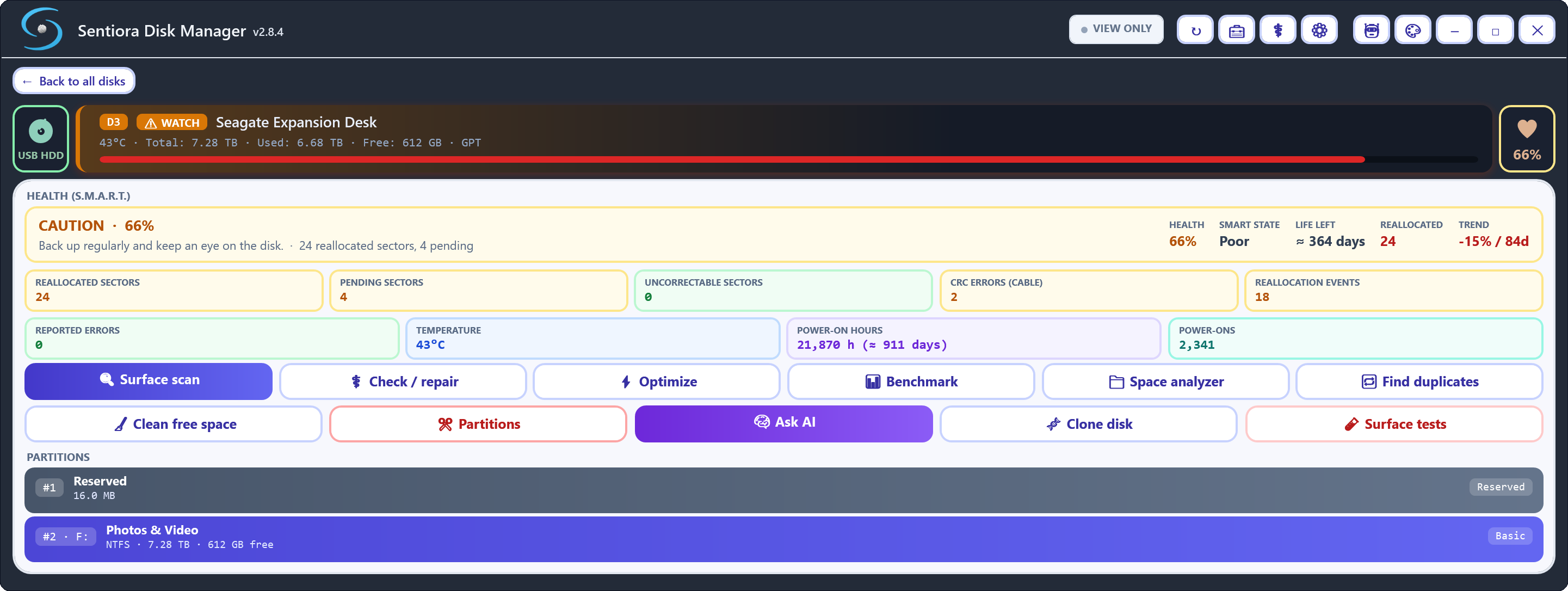 Sentiora Disk Manager 2.8.4 in the dark theme showing the external Seagate Expansion Desk in detail: caution at 66 percent, SMART state poor, about 364 days of life left, 24 reallocated sectors and a trend of minus 15 percent over 84 days, with its counters, tools and partitions.